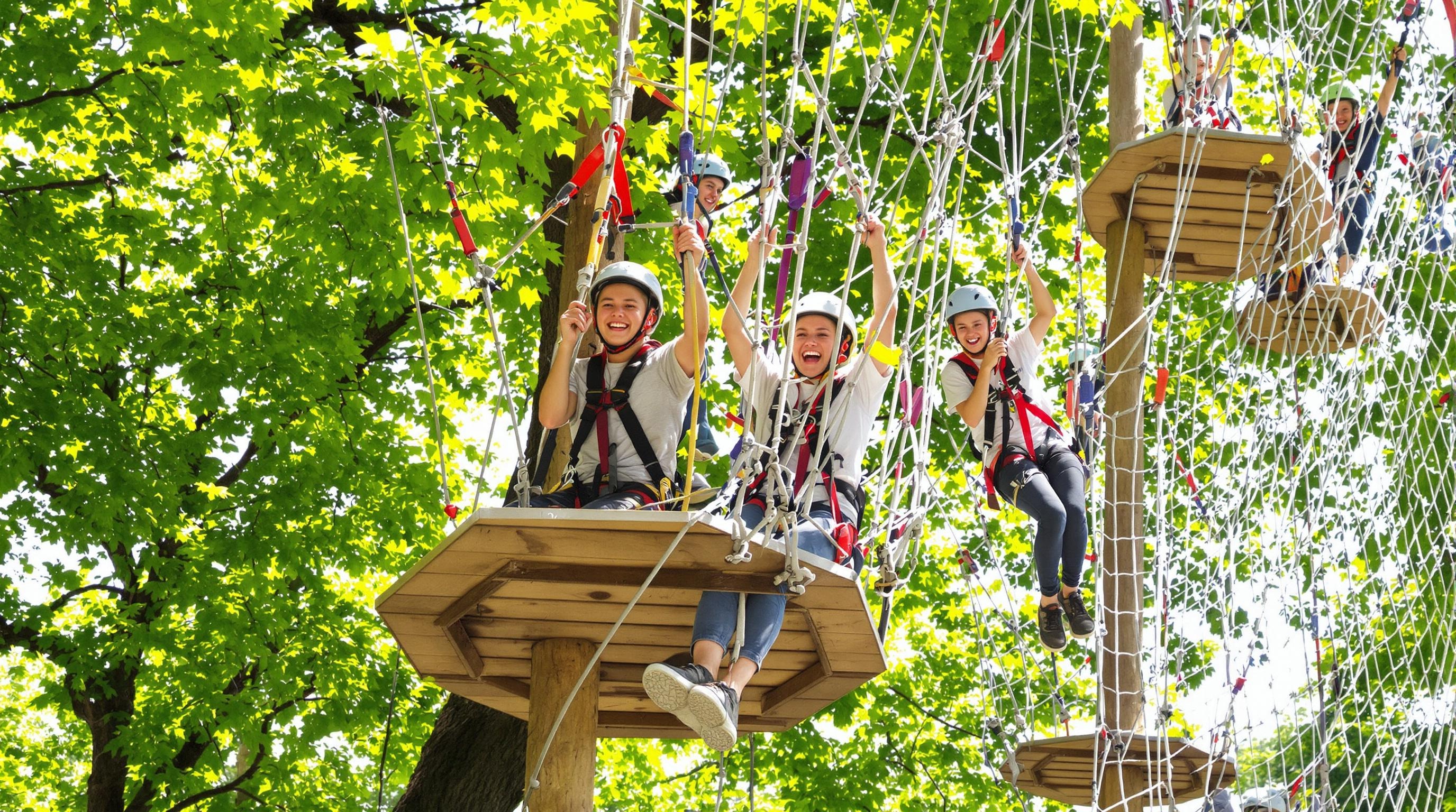 Parc accrobranche AccroCamp Chartres avec ados sur tyrolienne et parcours suspendus.