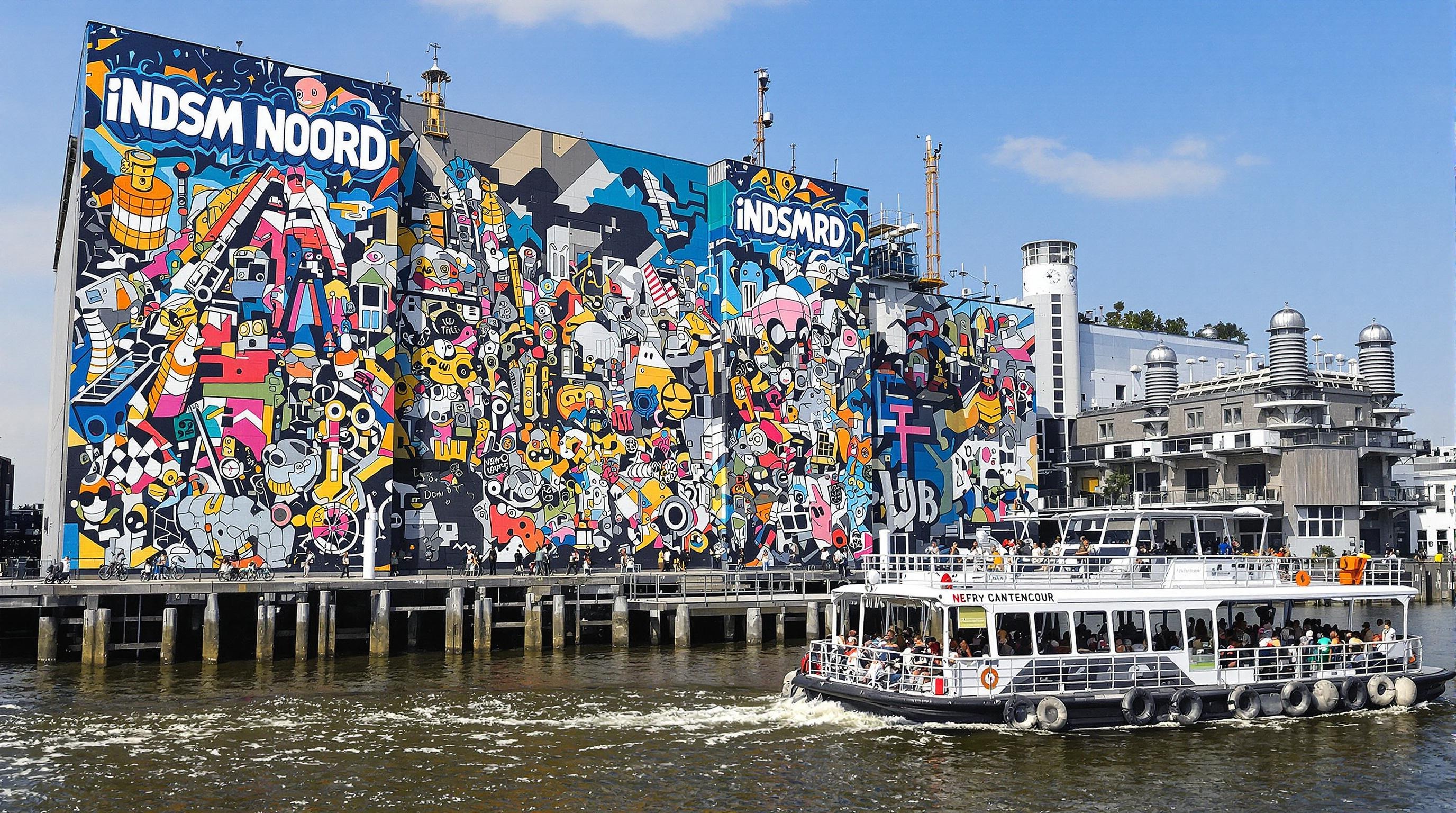 Amsterdam Noord avec hangars NDSM, street art et ferry
