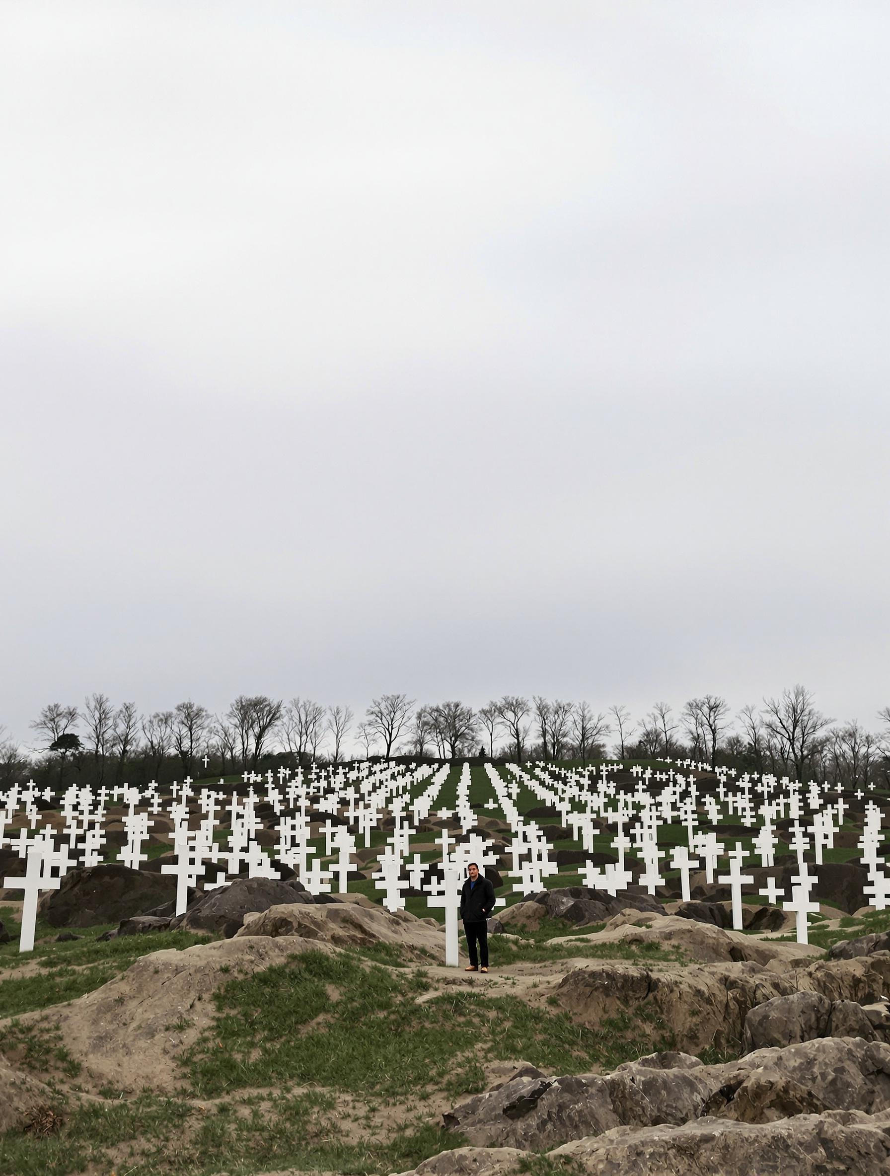 Champ de bataille de Verdun, croix blanches et terrain vallonné sous ciel gris