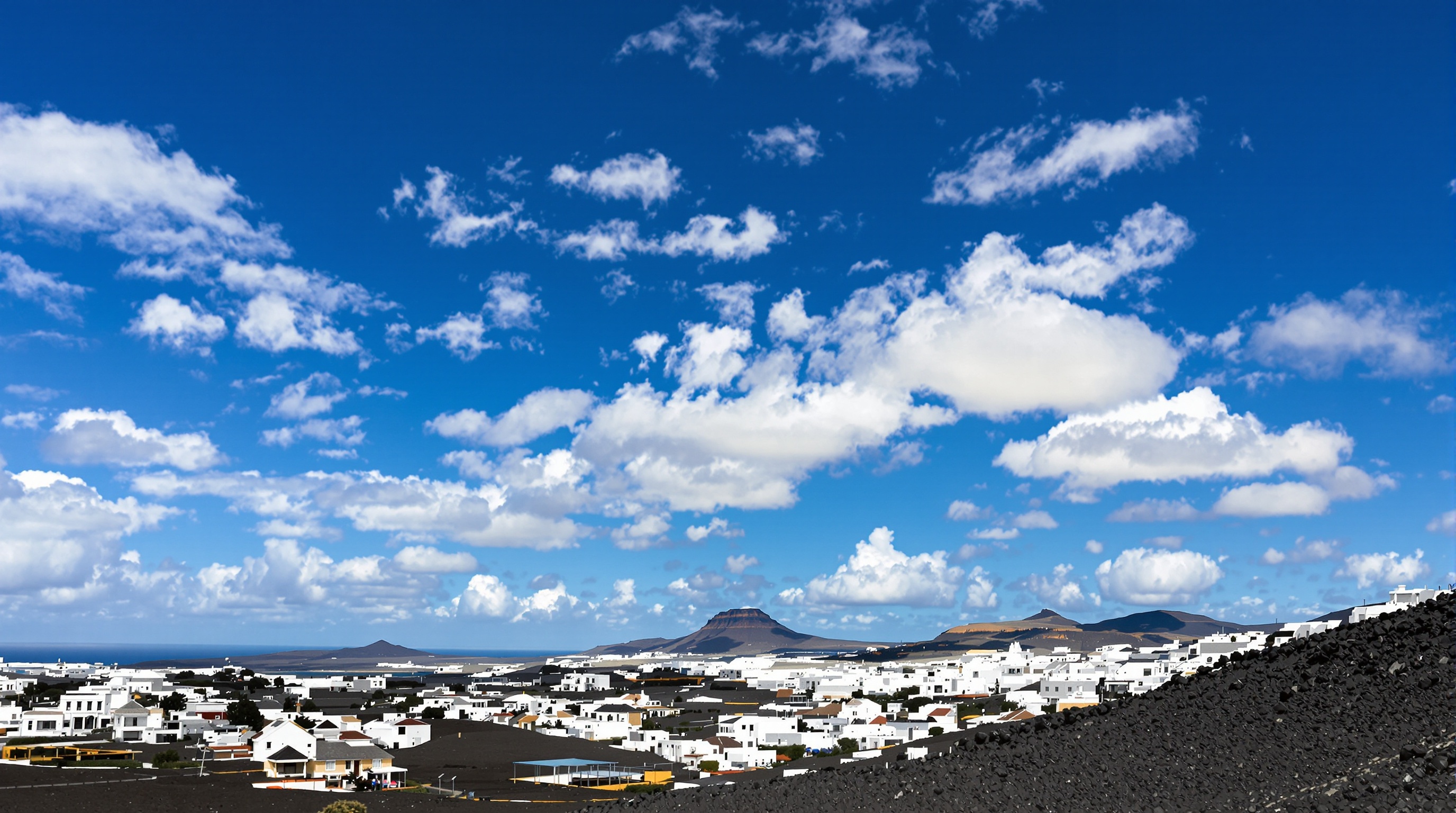 Ciel bleu profond et village blanc à Lanzarote en octobre.