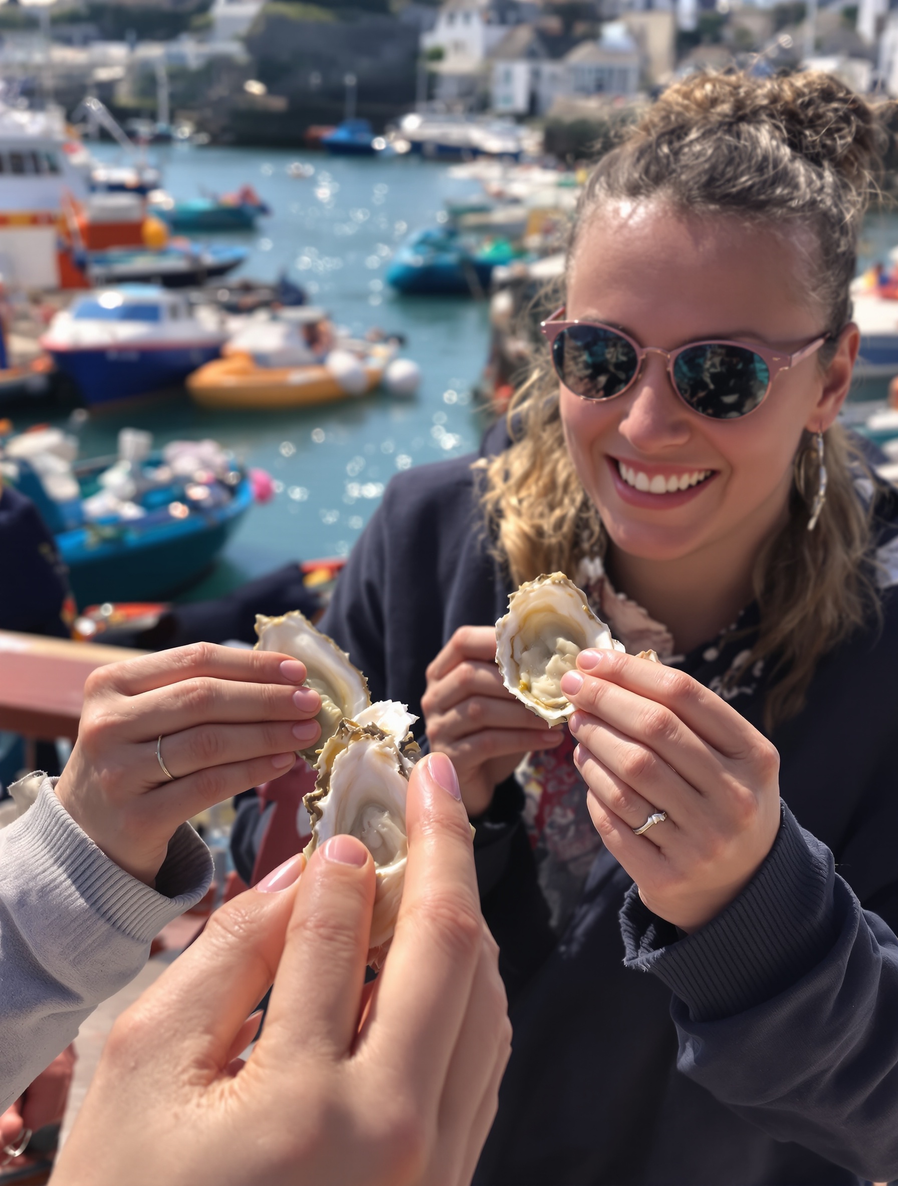 Dégustation d’huîtres en couple sur le port de Cancale