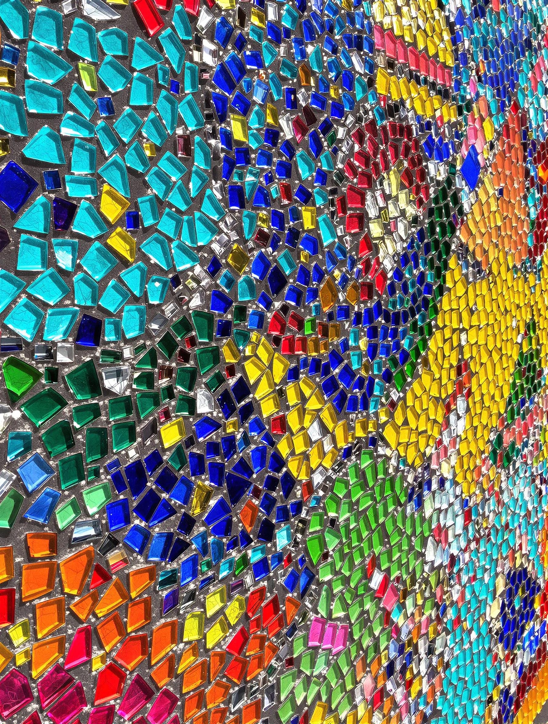 Détail de la mosaïque éclatante réalisée par Raymond Isidore, reflet d’art outsider en pleine Beauce.