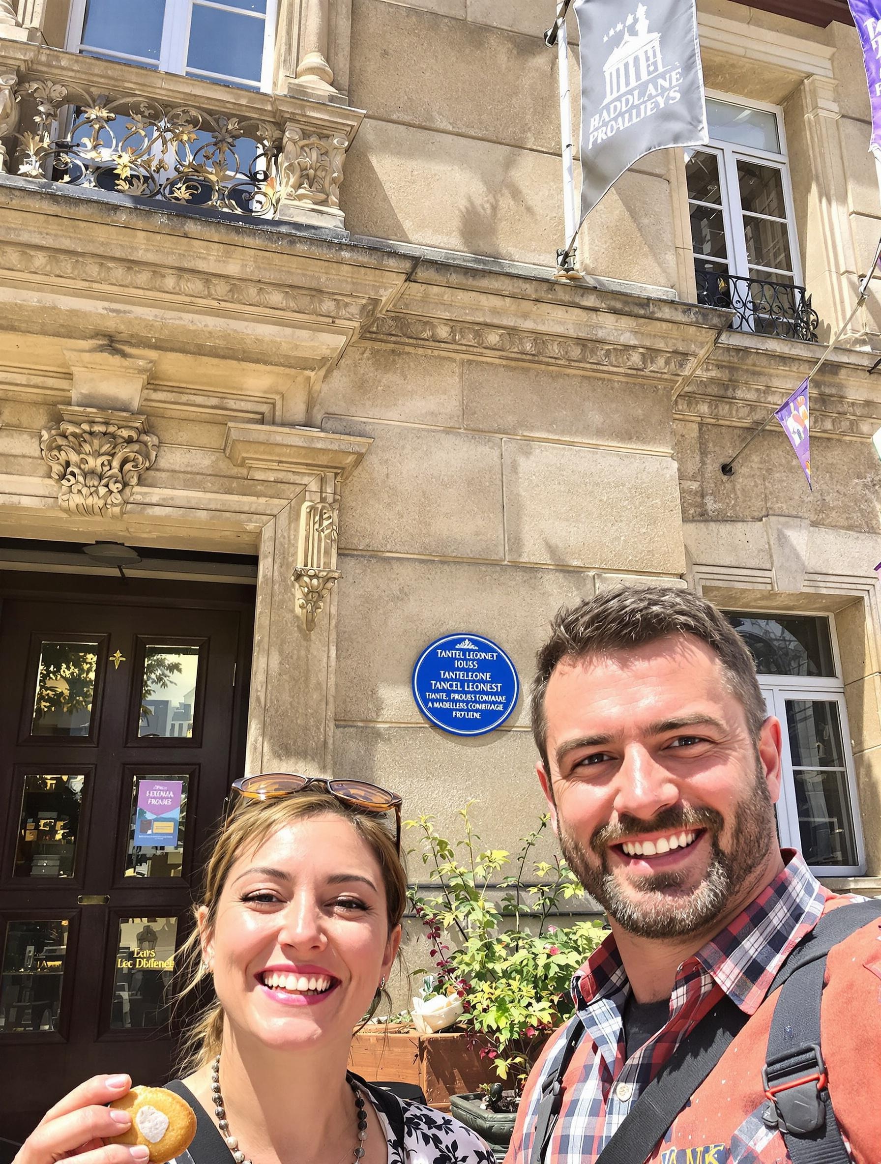 Maison Tante Léonie Marcel Proust à Illiers-Combray avec visiteurs prenant un selfie madeleine.