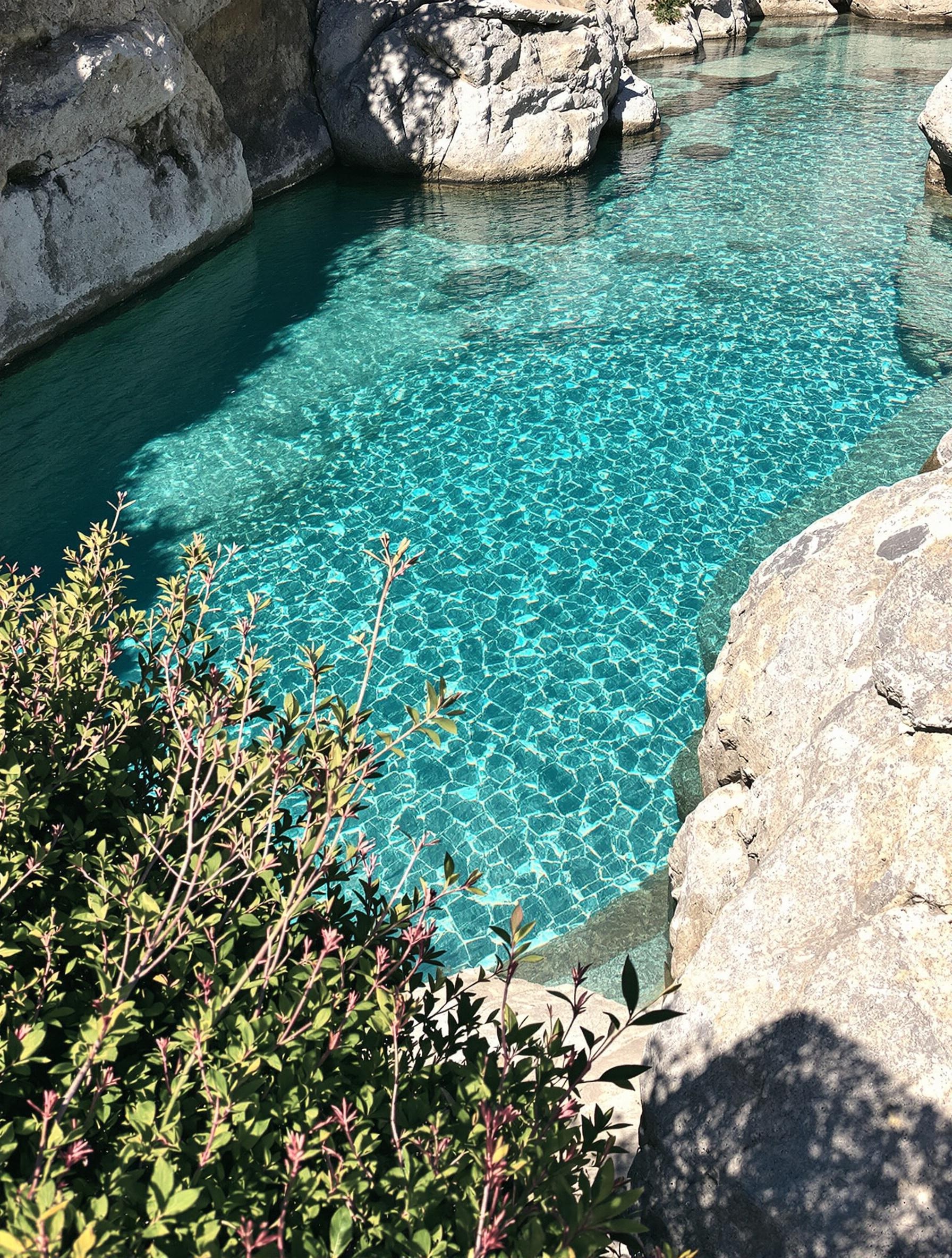 Eau cristalline d'une piscine naturelle en Corse, symbole de sa fragilité écologique