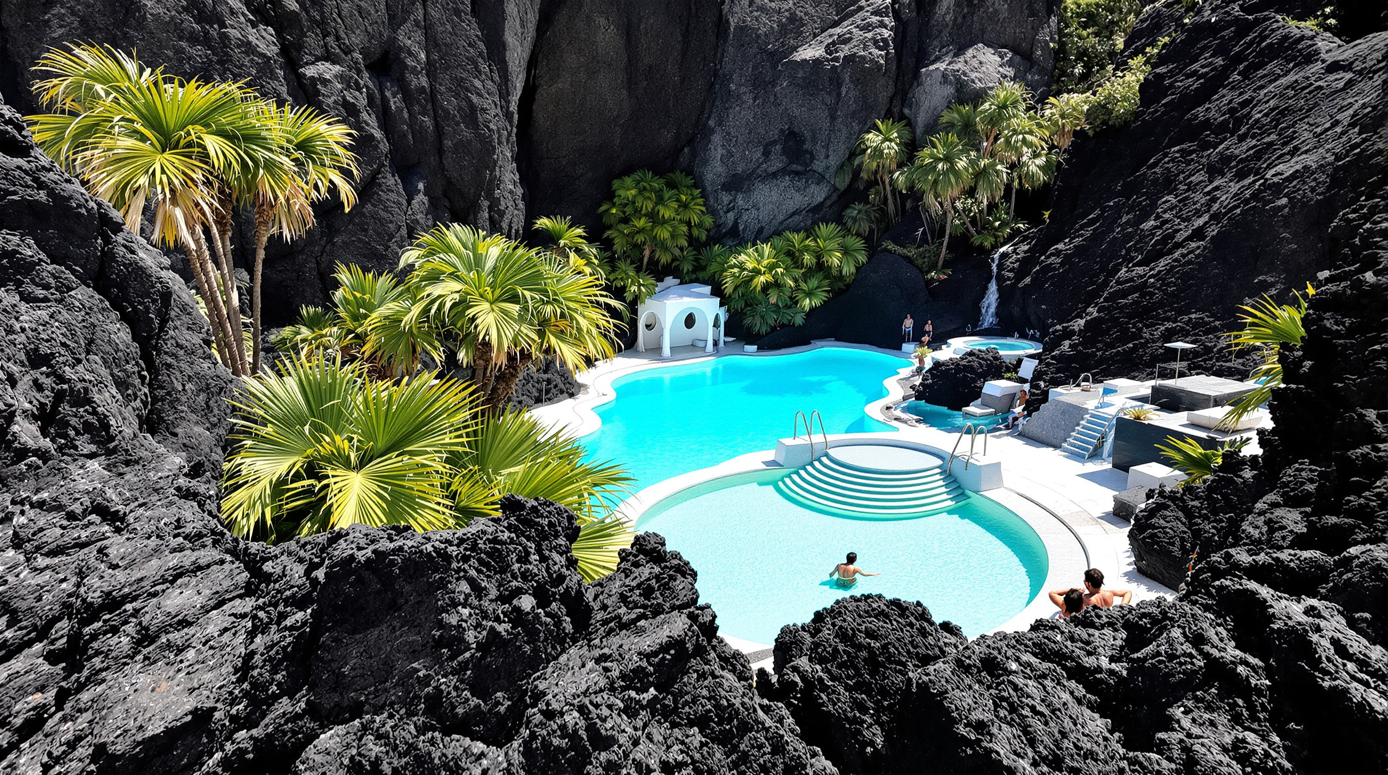 Jameo Grande avec sa piscine blanche éclatante, entourée de roches volcaniques noires et de palmiers verdoyants – quintessence du style Art-Nature de César Manrique.