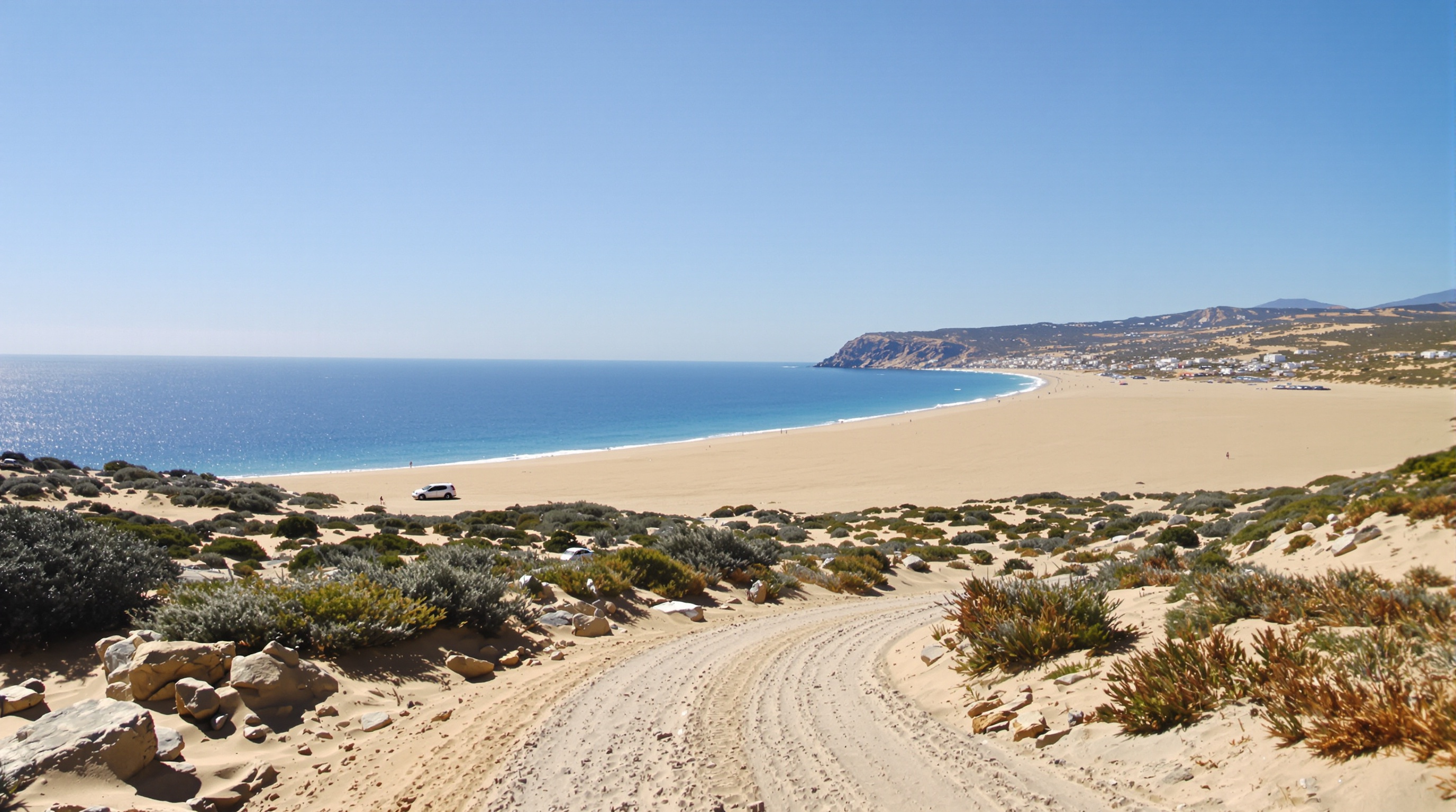 Parking piste sable plage Halikounas Corfou ambiance sauvage voitures garées freestyle