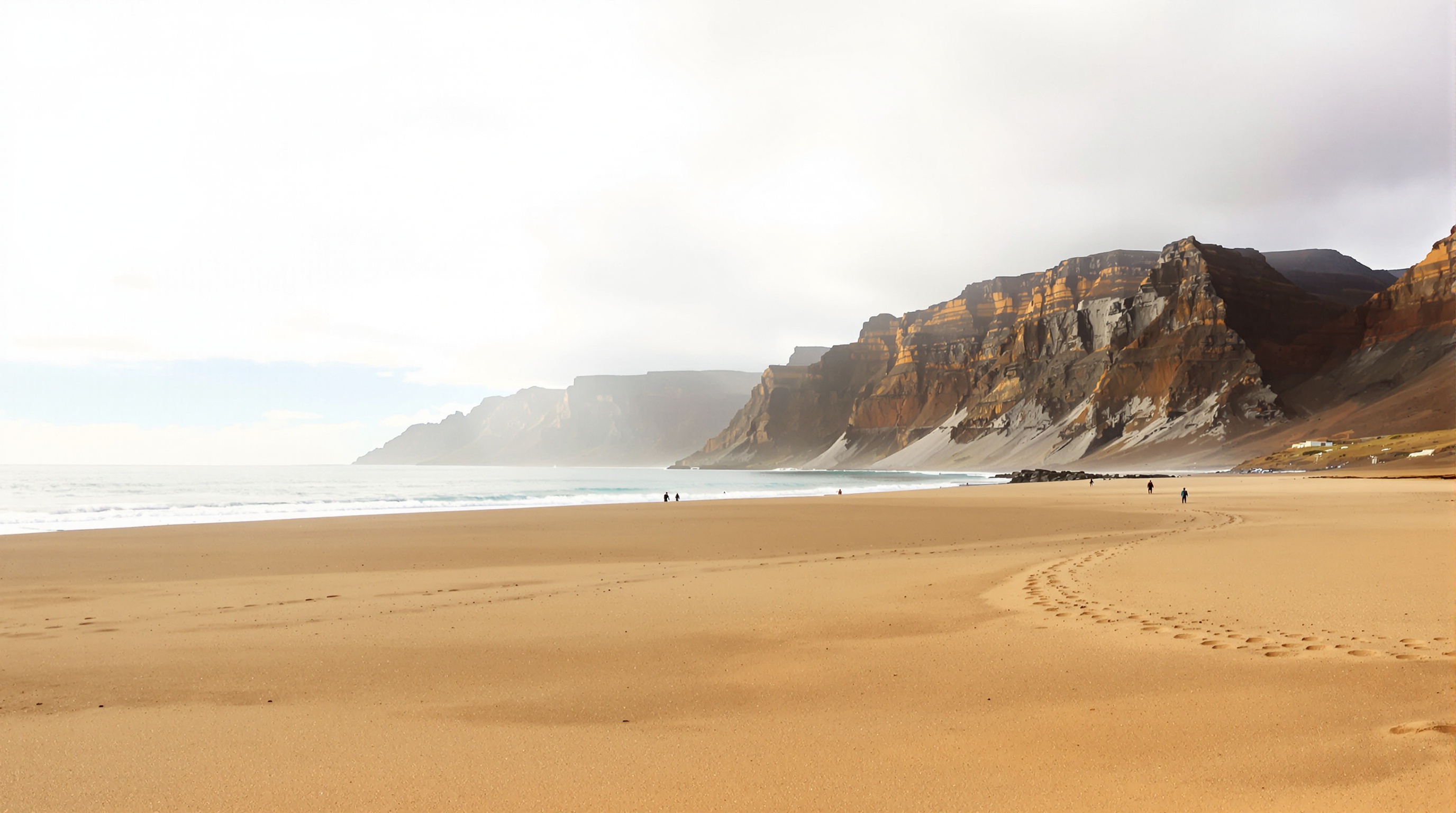 La plage de Famara à Lanzarote en octobre : grands espaces vierges, ambiance détendue et falaises sous lumière dorée.