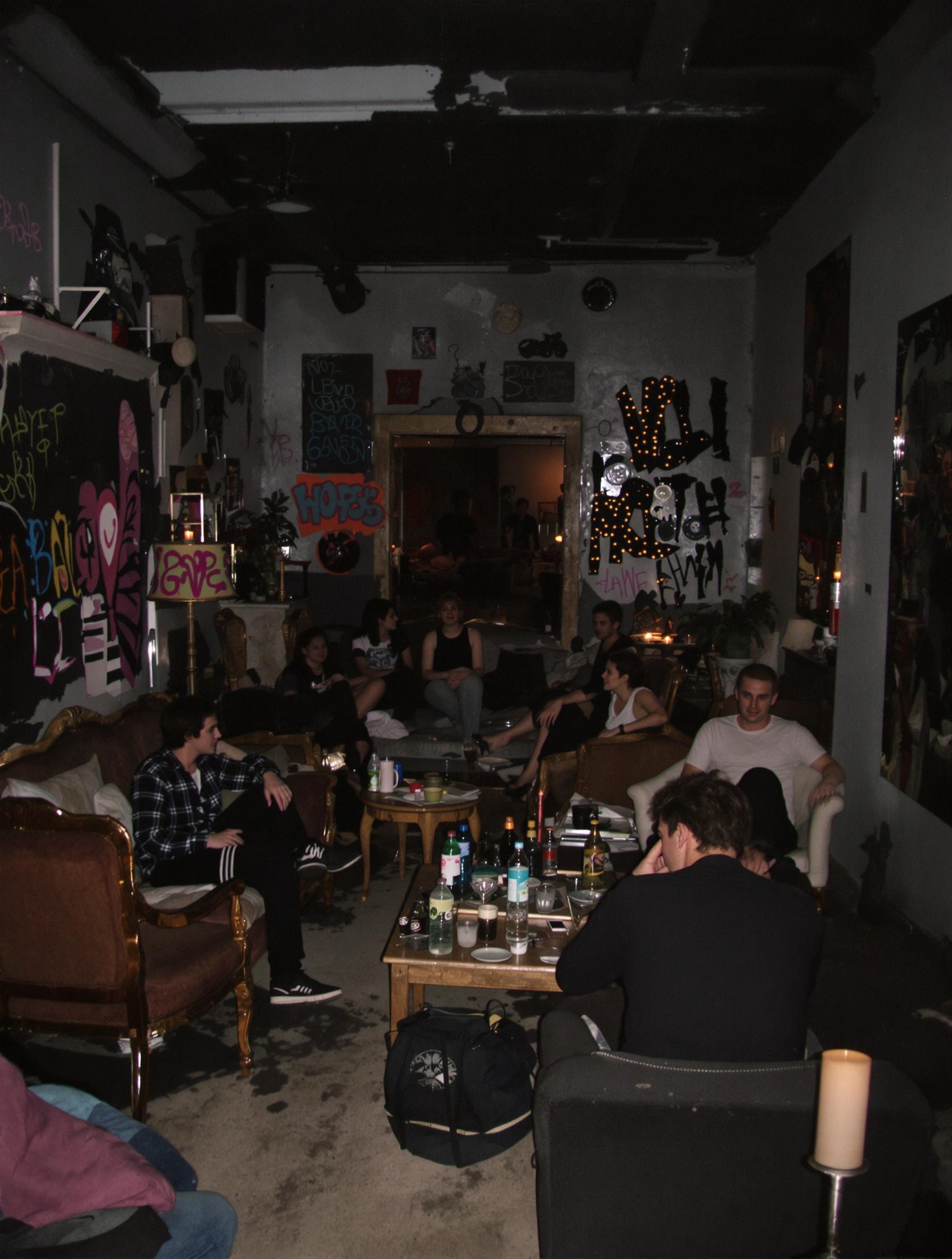 Soirée roots dans une ruine du Jewish Quarter en 2002 avec chaises dépareillées et ambiance DIY arty