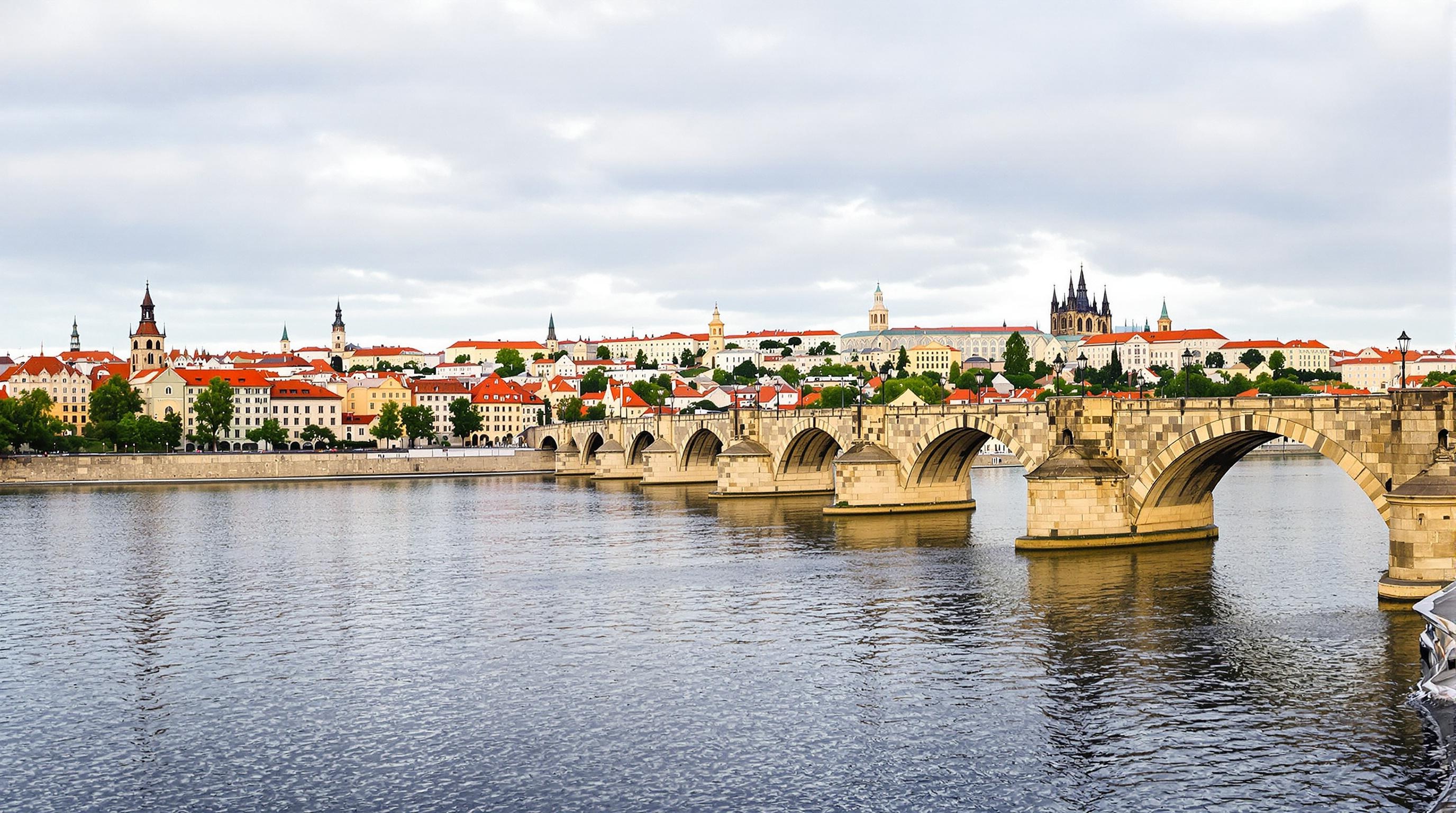 Vue panoramique de Prague avec le Pont Charles traversant la Vltava et les quartiers de Malá Strana et Staré Město